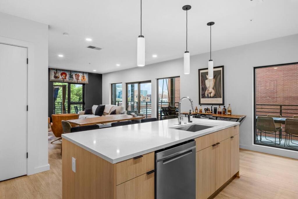 Skyline View, Pool, Gym, Balcony'S, Walk To Bway! Apartman NashvilleNashville  Kültér fotó